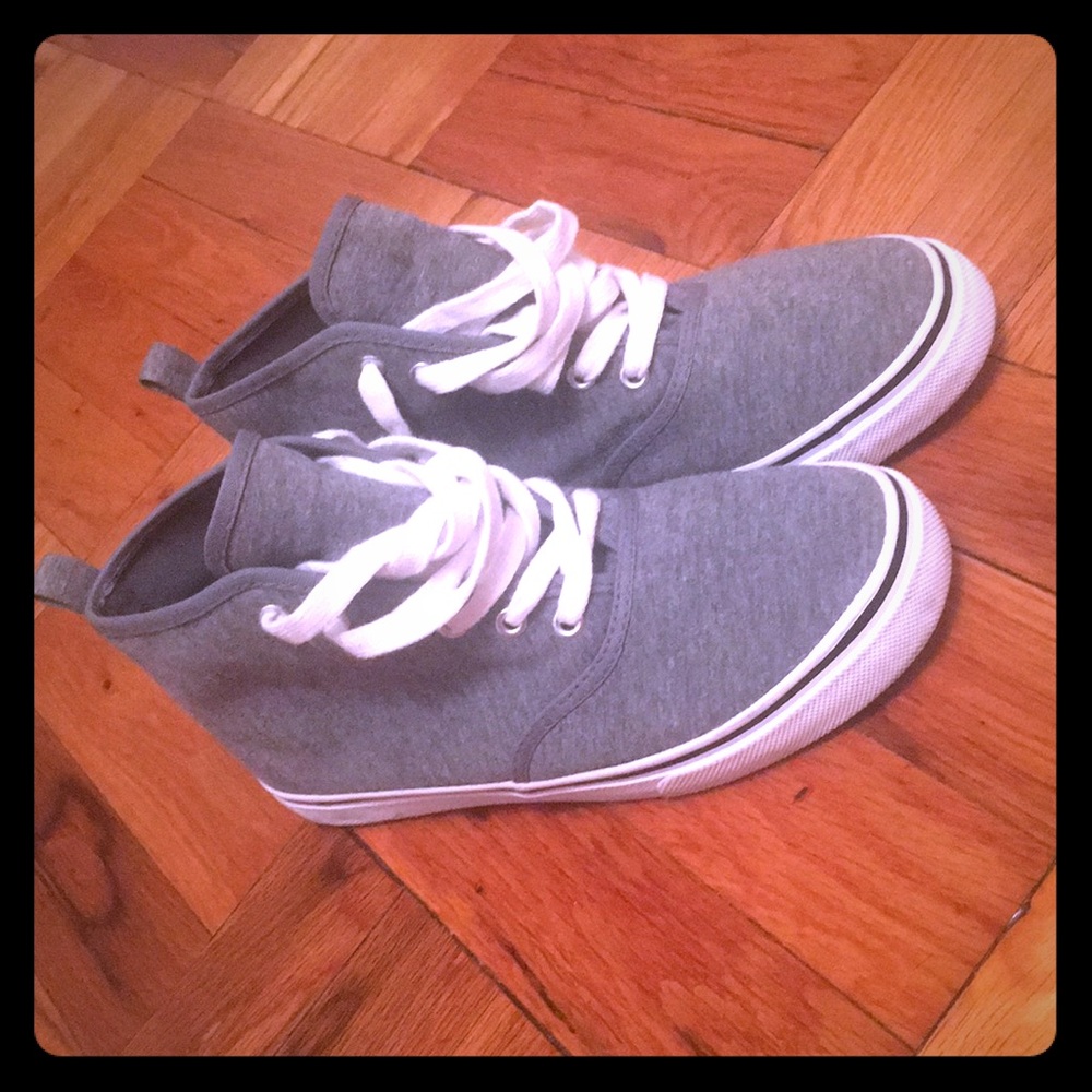 High top sneaker. Size 37